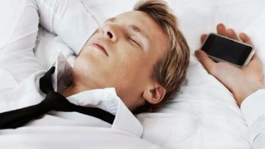 Inilah Efek Ketika Tidur Dengan Smartphone Di Dekat Kamu!
